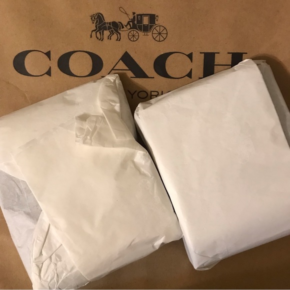 🐭Coach Disney X Coach 3 In 1 Wallet With Holiday Print - Picture 3 of 10